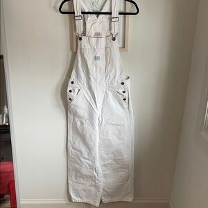 Levi’s Ribcage Cropped Overalls in off white